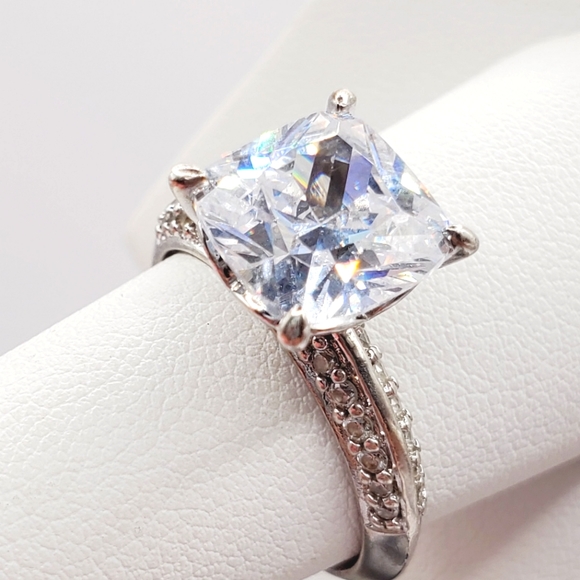 Jewelry - Diamond ring